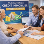 Famille avec parents retraités et enfants discutant d’un crédit immobilier avec deux banquières autour de documents financiers dans une banque.
